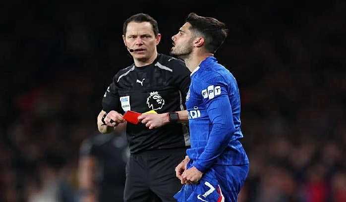 Hệ lụy của việc Chelsea nhận mưa thẻ đỏ